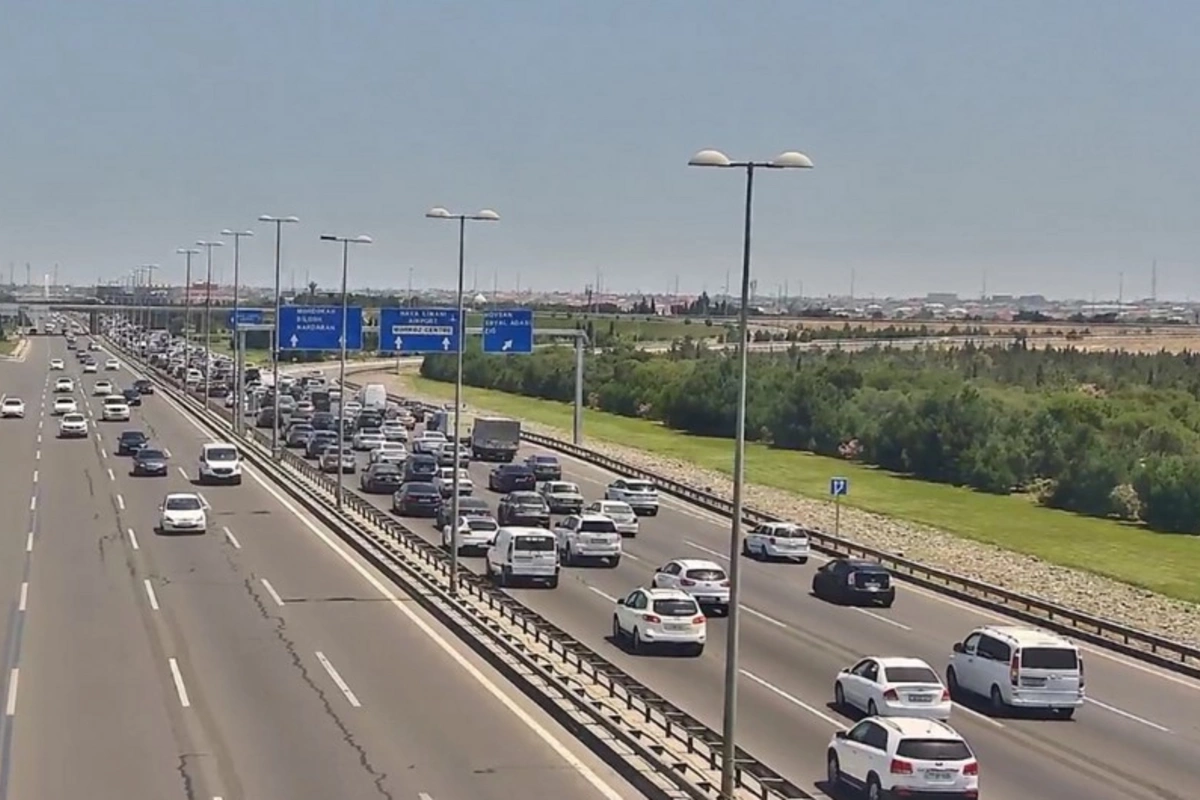Aeroport yolunda qəza olub, tıxac yaranıb Aeroport yolunda qəza olub, tıxac yaranıb