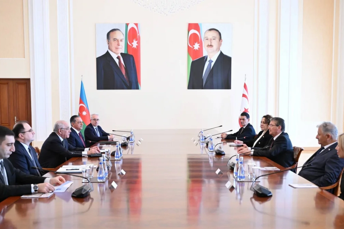 Əli Əsədov Şimali Kiprin Baş naziri ilə görüşüb
