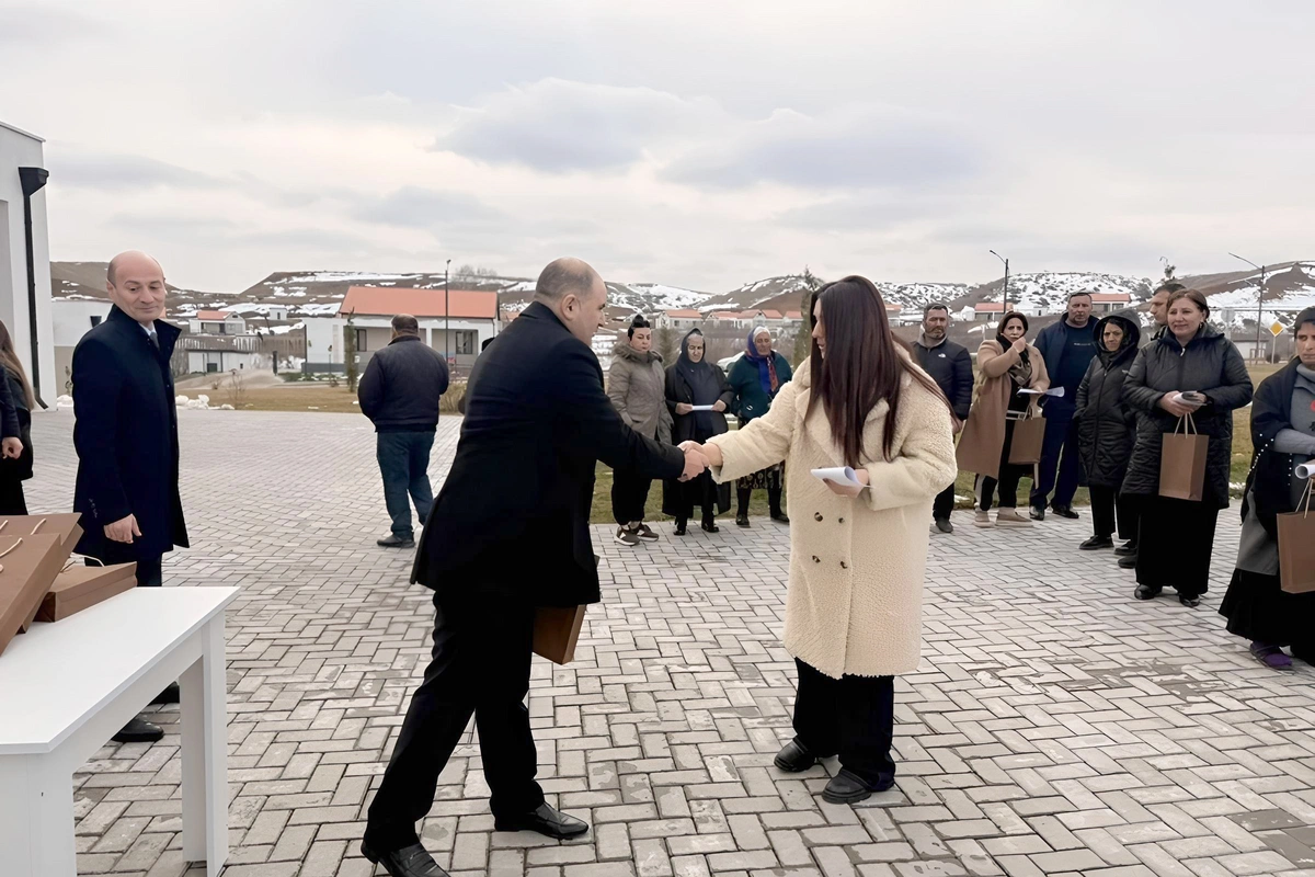 Növbəti köç karvanı Horovlu kəndinə çatıb, açarlar təqdim olunub