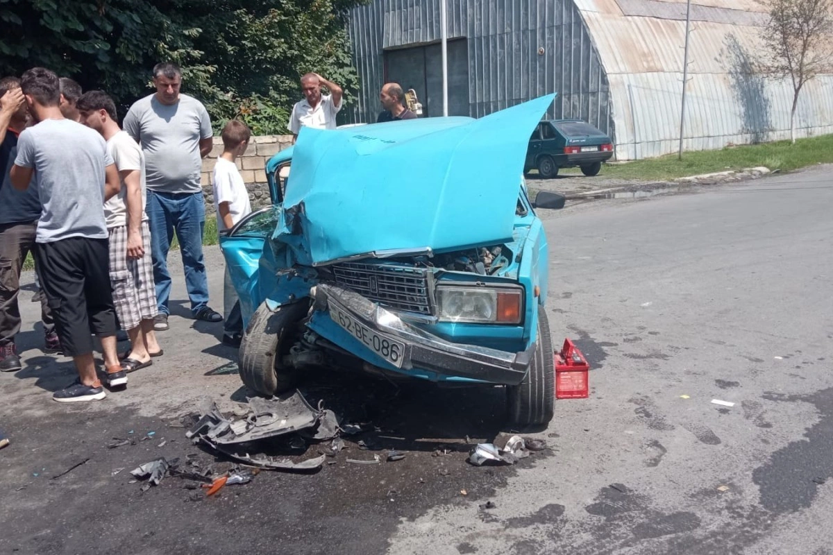 Zaqatalada minik avtomobilləri toqquşub, xəsarət alanlar var