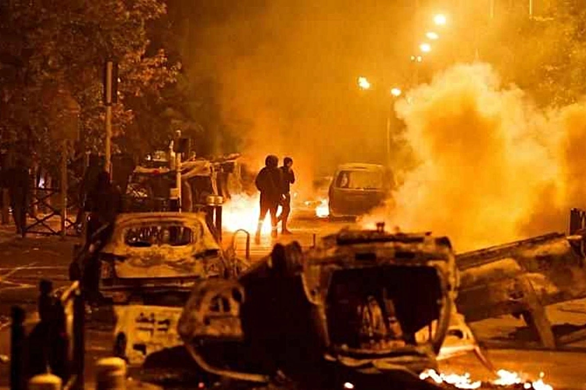 Fransada polis təqibində motosikletli gənc ağır yaralandı: 14 avtomobil yandırıldı