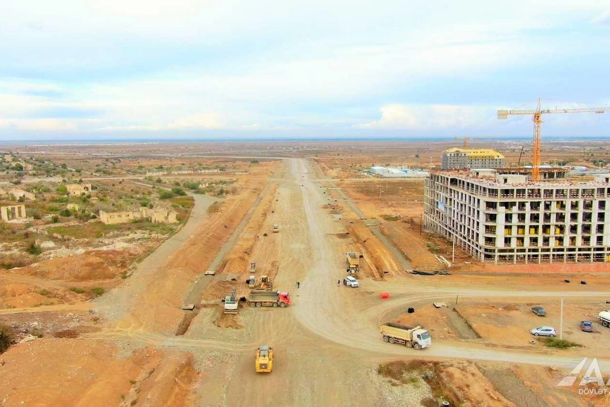 Ağdam şəhərində daxili yolların tikintisi sürətlə və keyfiyyətlə icra olunur Ağdam şəhərində daxili yolların tikintisi sürətlə və keyfiyyətlə icra olunur