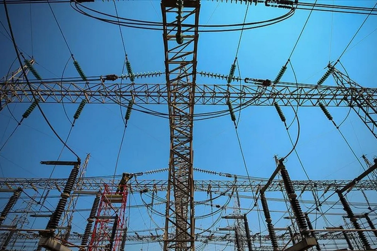 Azərbaycanda qəribə HADİSƏ: 35 yaşlı kişi elektrik dirəyinə çıxdı, iki rayon İŞIQSIZ qaldı