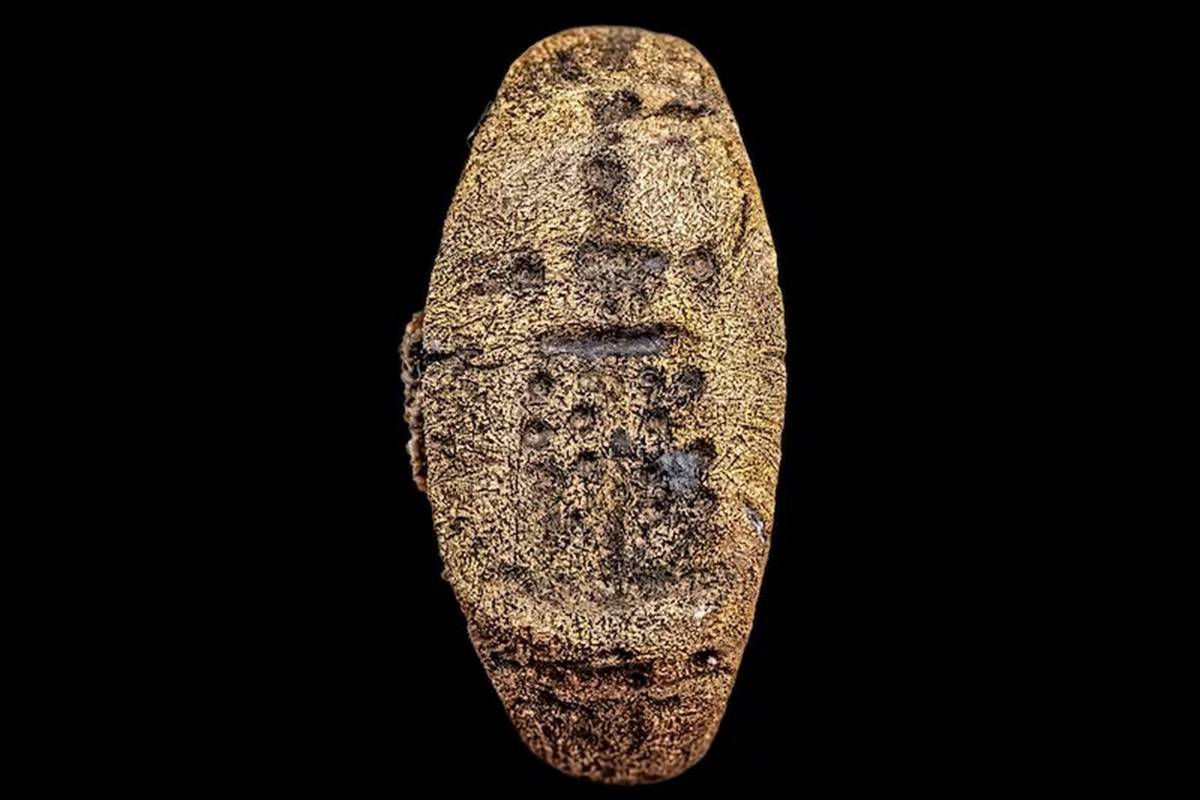 A first ring depicting a lost wonder of the world has been discovered in Cleopatra's sunken palace