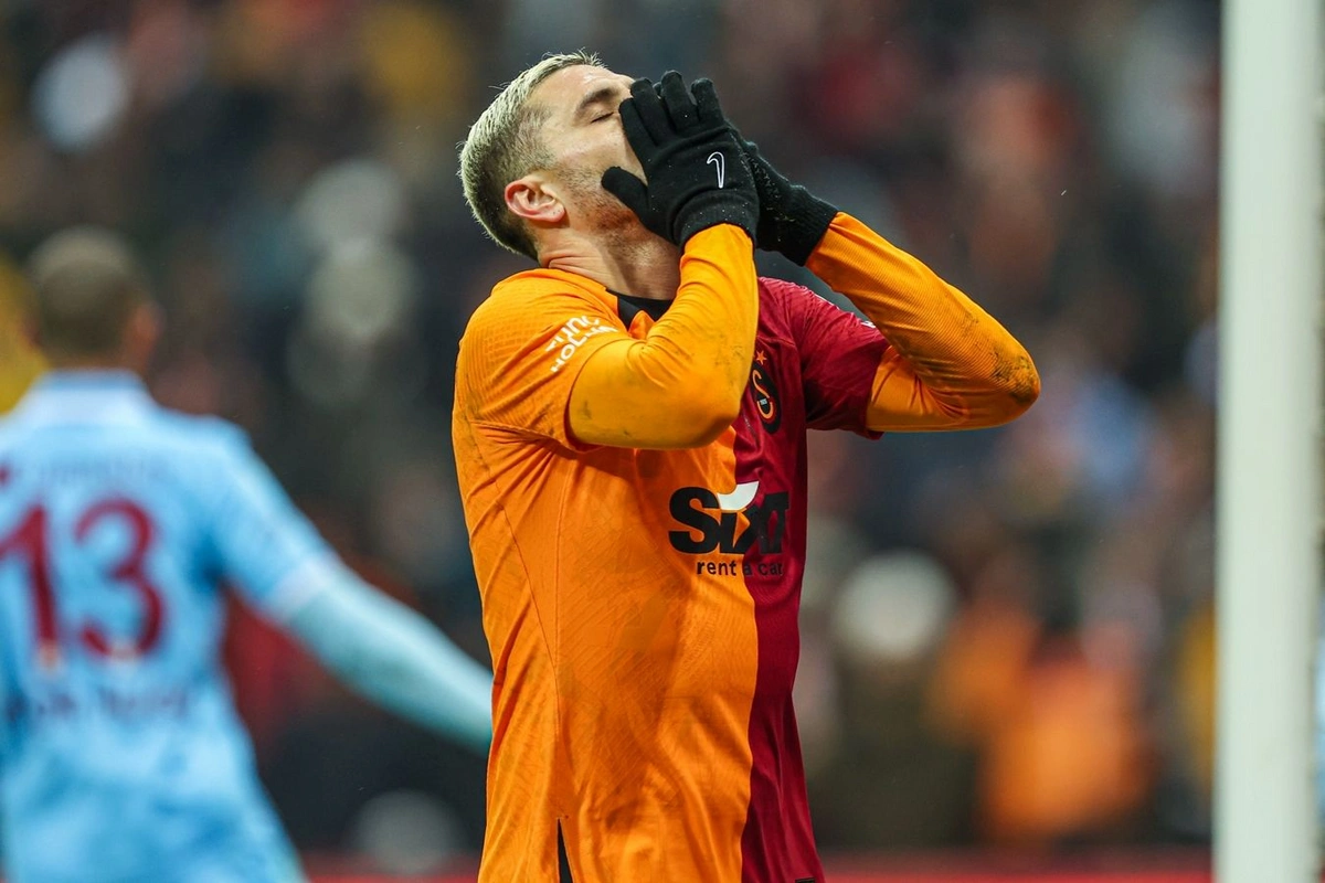 Qalatasaray İkardini itirdi - Futbolçu xərəkdə göz yaşları ilə meydançanı tərk etdi Qalatasaray İkardini itirdi - Futbolçu xərəkdə göz yaşları ilə meydançanı tərk etdi