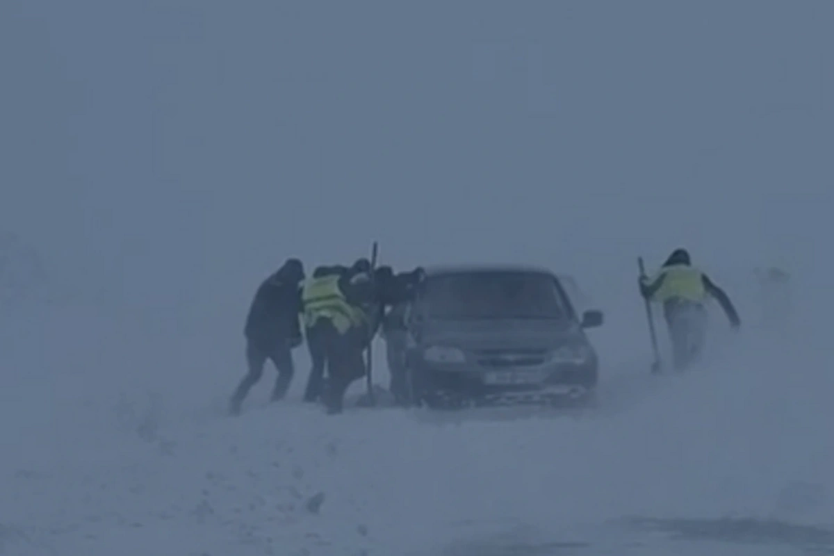 Снежная погода в Азербайджане создаёт трудности для водителей