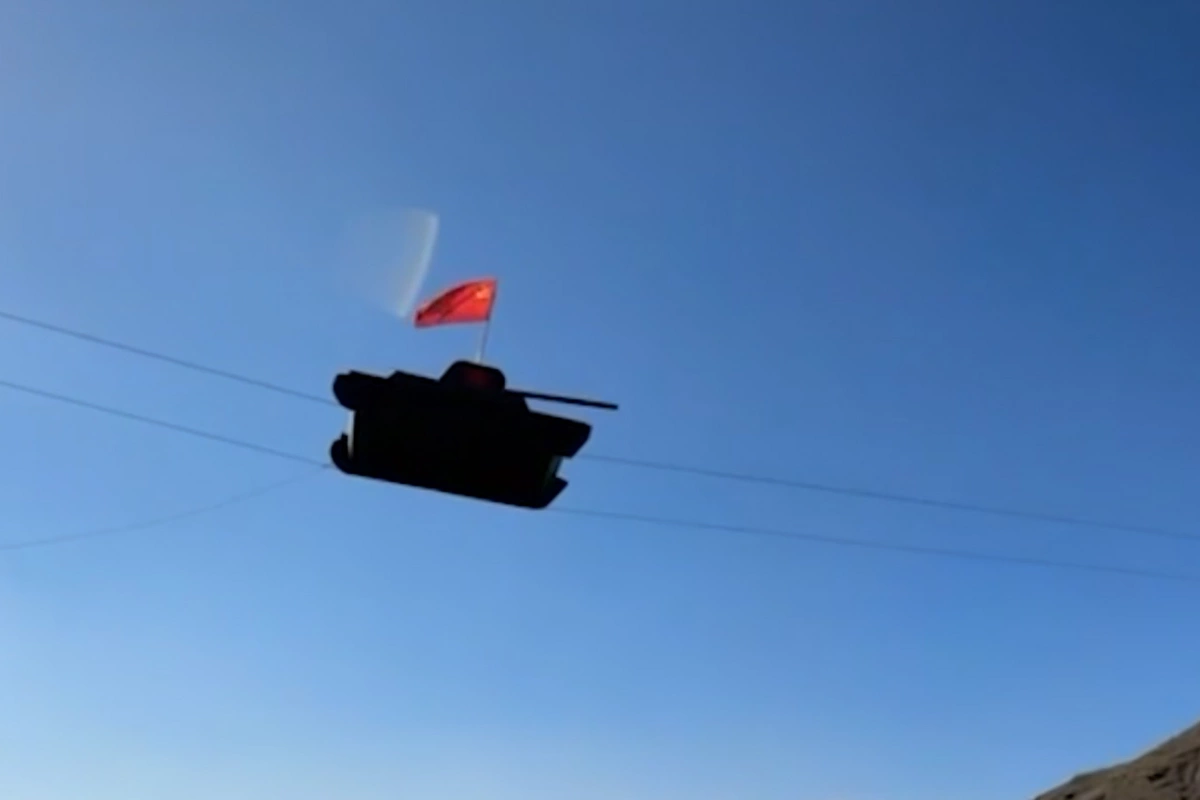 Дагестанец на танке перебрался по канату с одной горы на другую - кадры поражают