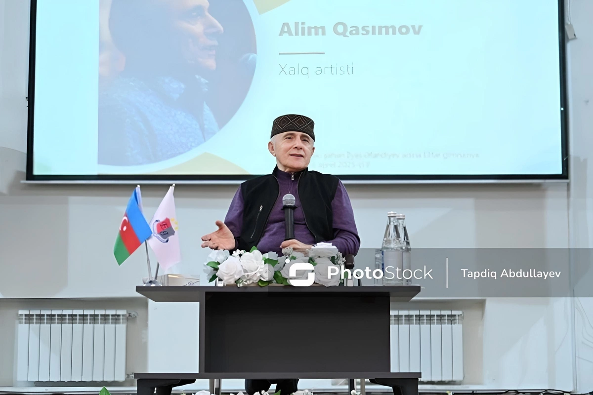 Alim Qasımov Məktəbdə xalça üzərində oxumağından danışdı - Kaspinin LAYİHƏSİ Alim Qasımov Məktəbdə xalça üzərində oxumağından danışdı - Kaspinin LAYİHƏSİ