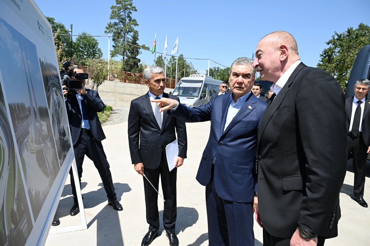İlham Əliyev və Qurbanqulu Berdiməhəmmədov Yeni Şuşa məscidində tikinti işləri ilə tanış olublar
