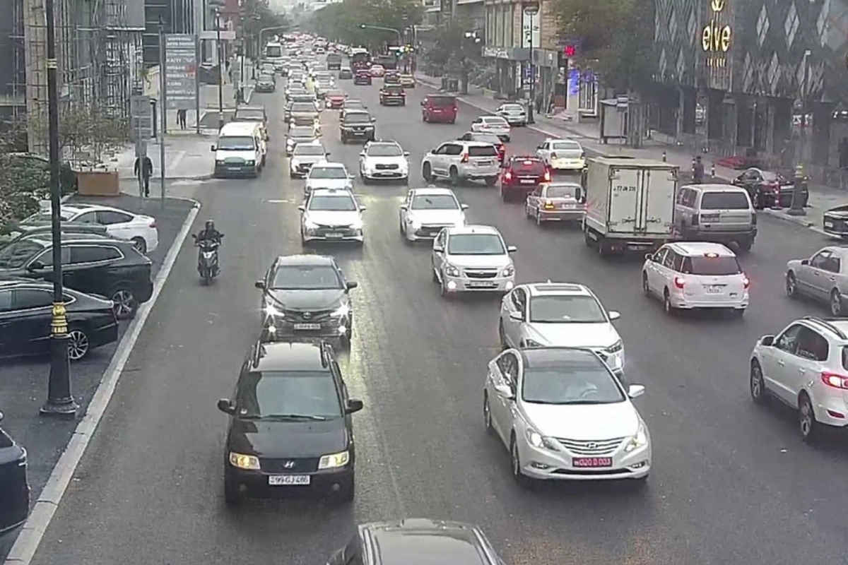 Bakının bir sıra yollarında nəqliyyatın sıxlığı yaranıb