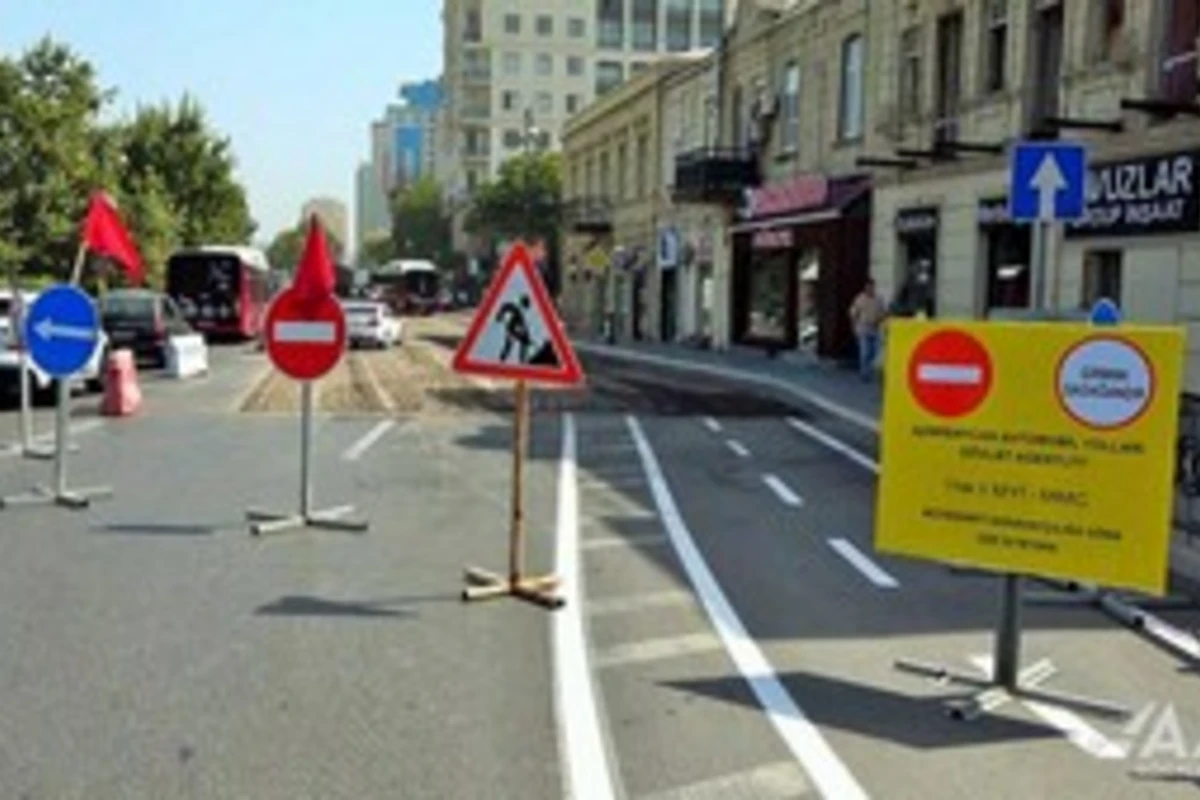 На улице Мирзааги Алиева в Баку ведутся ремонтные работы На улице Мирзааги Алиева в Баку ведутся ремонтные работы