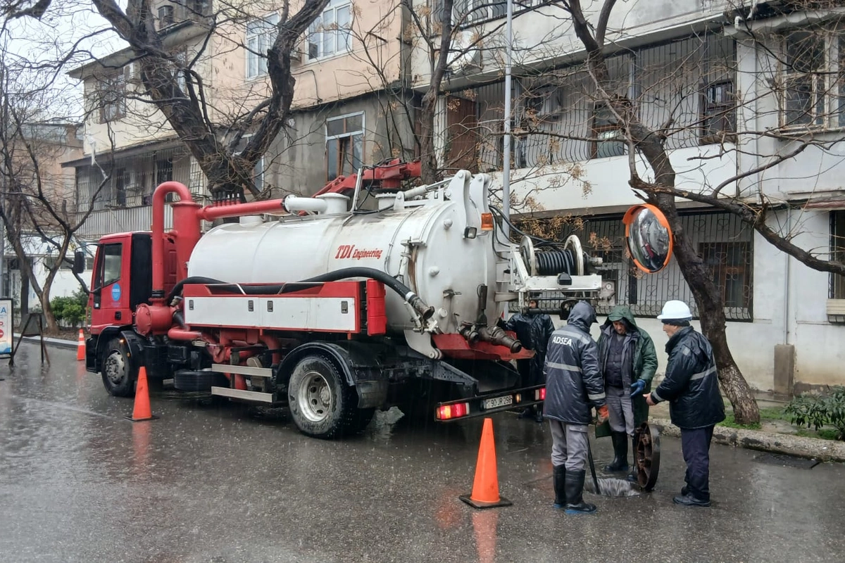 На ряде улиц Баку ведется отвод дождевых вод