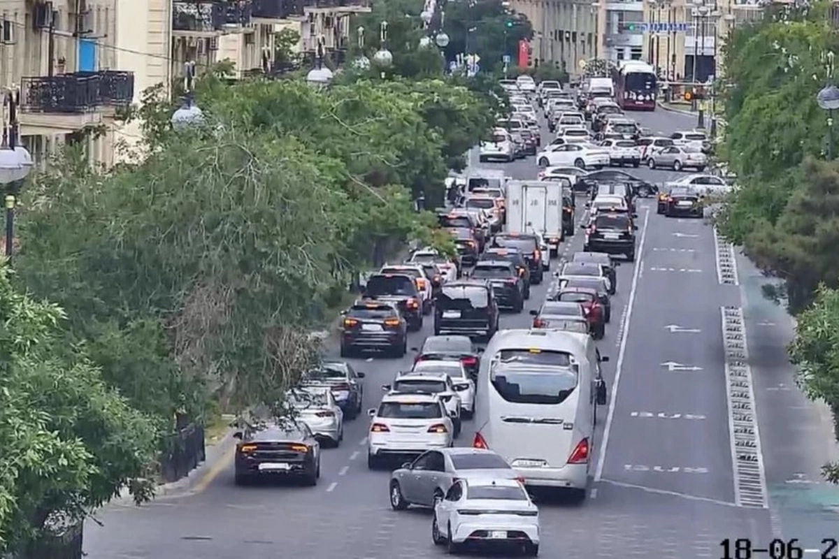 Bakının bir sıra yollarında tıxac yaranıb Bakının bir sıra yollarında tıxac yaranıb