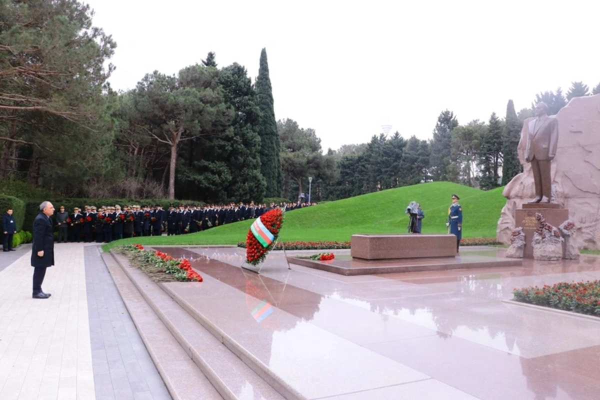 Prokurorluq əməkdaşları anım günü ilə bağlı Fəxri Xiyabanı ziyarət edib