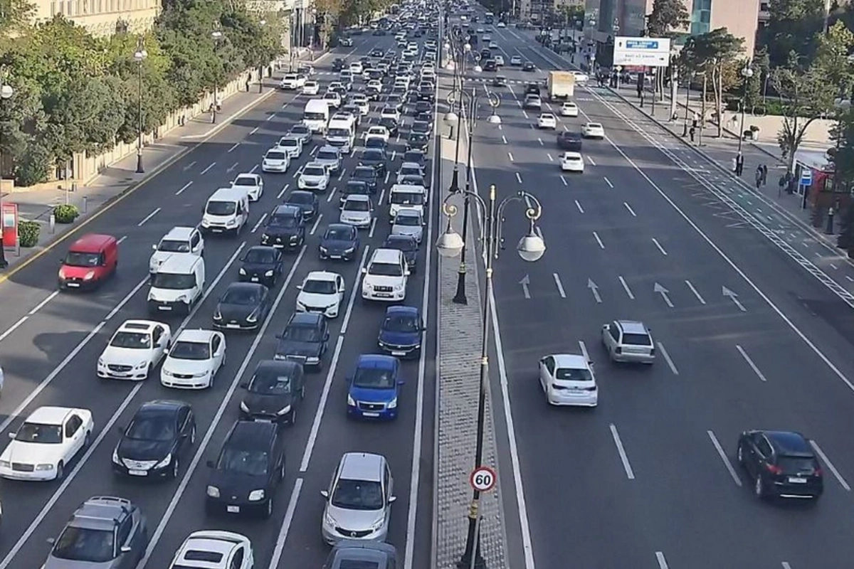 Bakıda 13 istiqamətdə nəqliyyatın sıxlığı müşahidə olunur