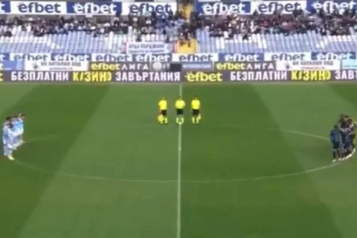 Error on the field: the team honored a living footballer with a minute of silence