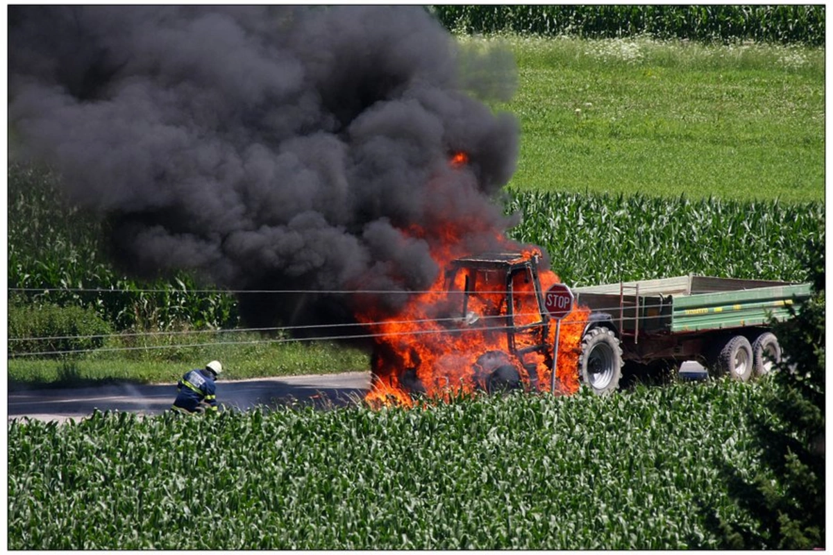 Sabirabadda traktor yanıb Sabirabadda traktor yanıb