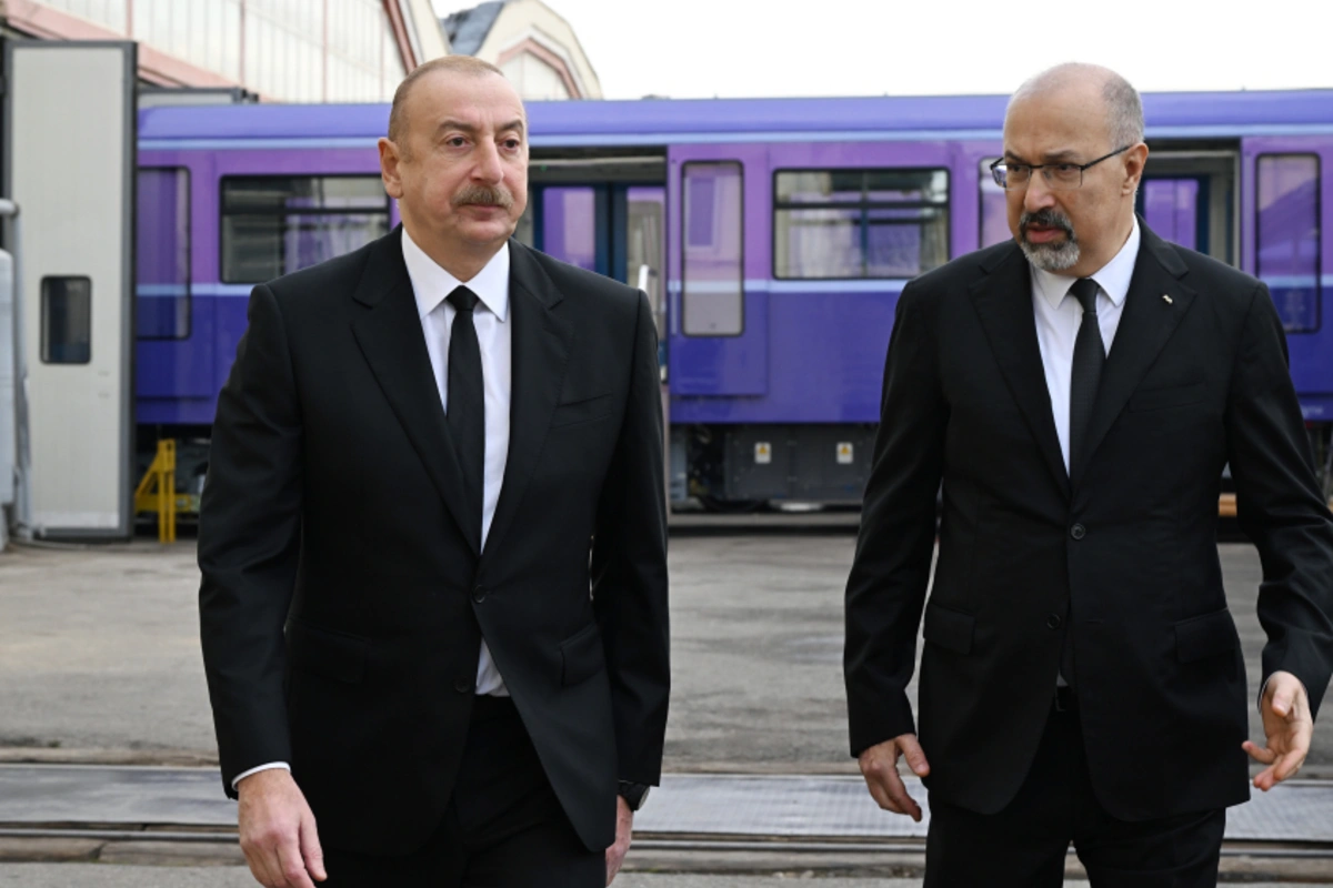 Prezident İlham Əliyev Bakıda komplektləşdirilən yeni nəsil metro qatarları ilə tanış olub Prezident İlham Əliyev Bakıda komplektləşdirilən yeni nəsil metro qatarları ilə tanış olub
