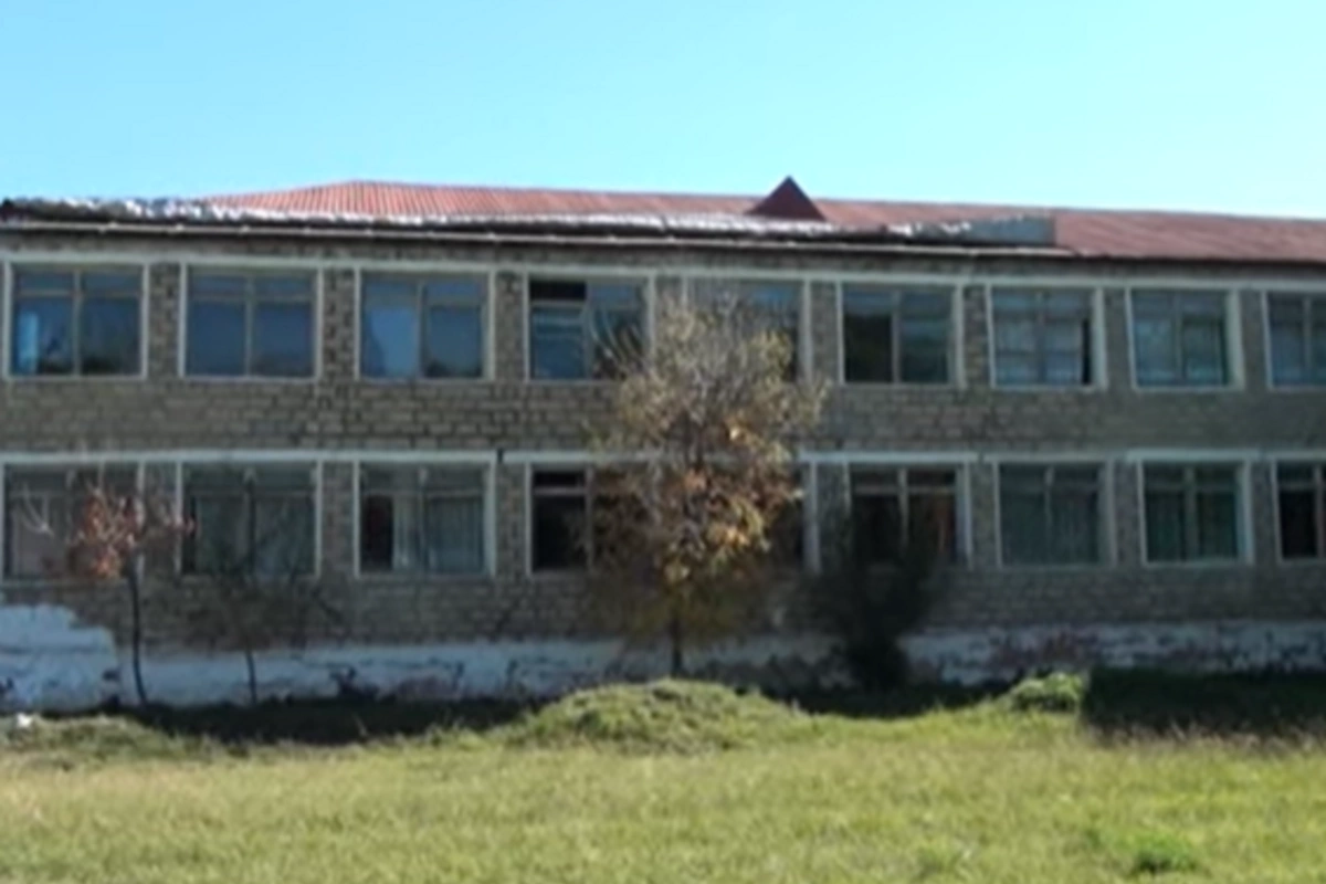 Bu məktəbdə dərslər dəhlizdə keçirilir - Valideynlərdən ŞİKAYƏT Bu məktəbdə dərslər dəhlizdə keçirilir - Valideynlərdən ŞİKAYƏT