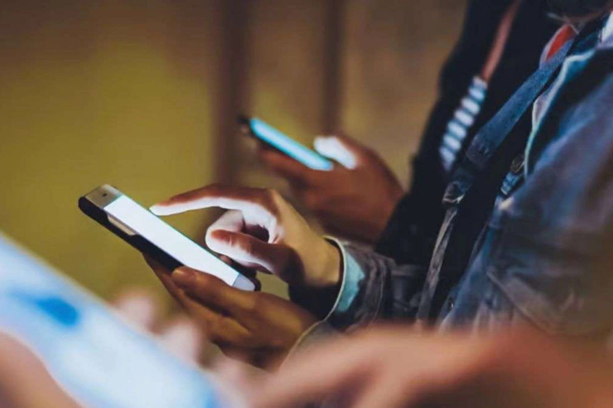 В Азербайджане принято важное решение в связи с мобильными телефонами