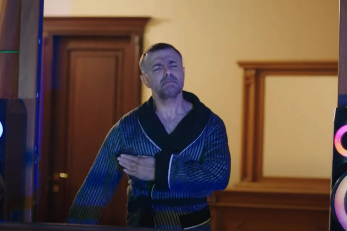 Kızılcık şerbetində Azərbaycan mahnısı