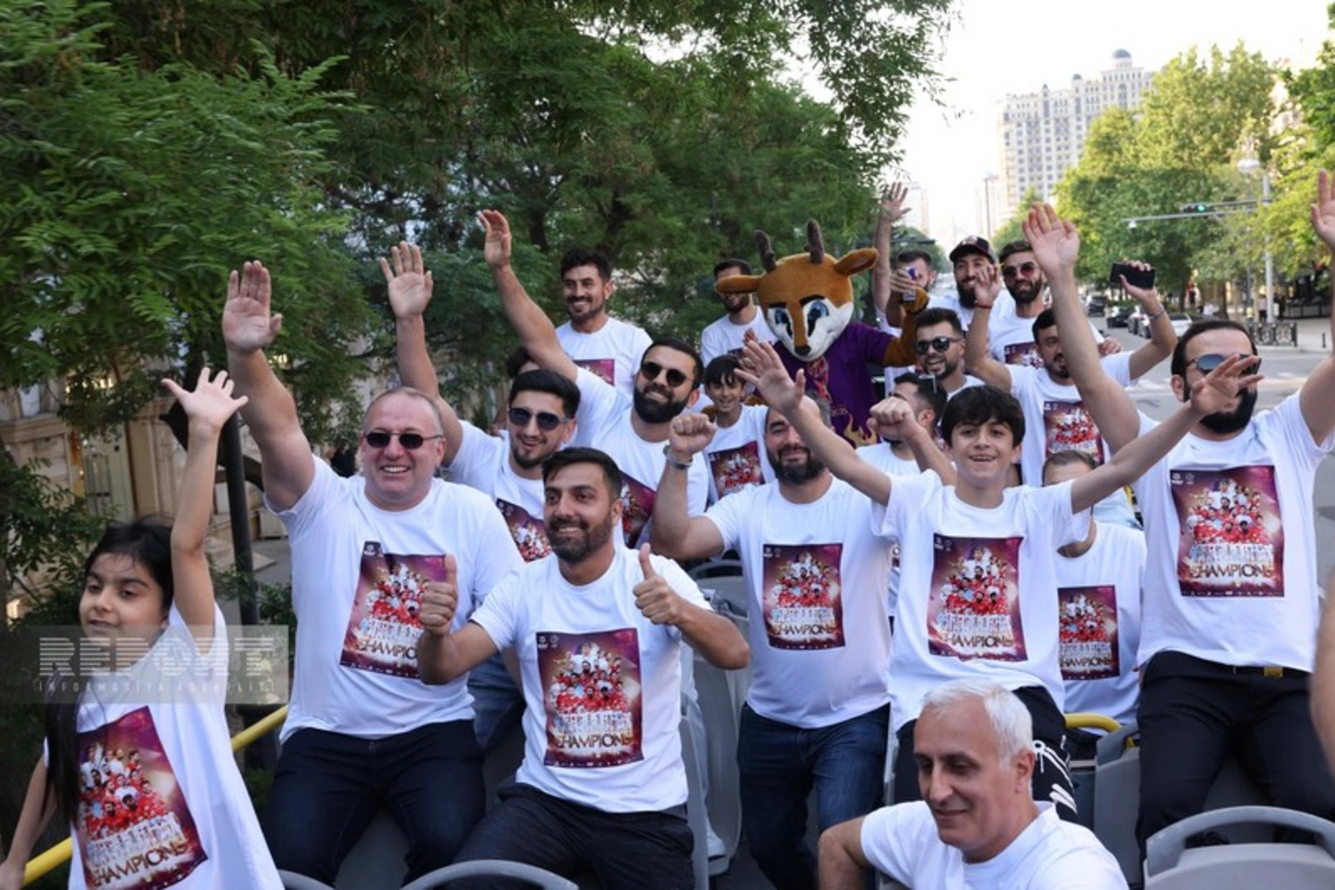 Millimizin dünya çempionu olması münasibətilə Bakıda şəhər turu keçirilib Millimizin dünya çempionu olması münasibətilə Bakıda şəhər turu keçirilib