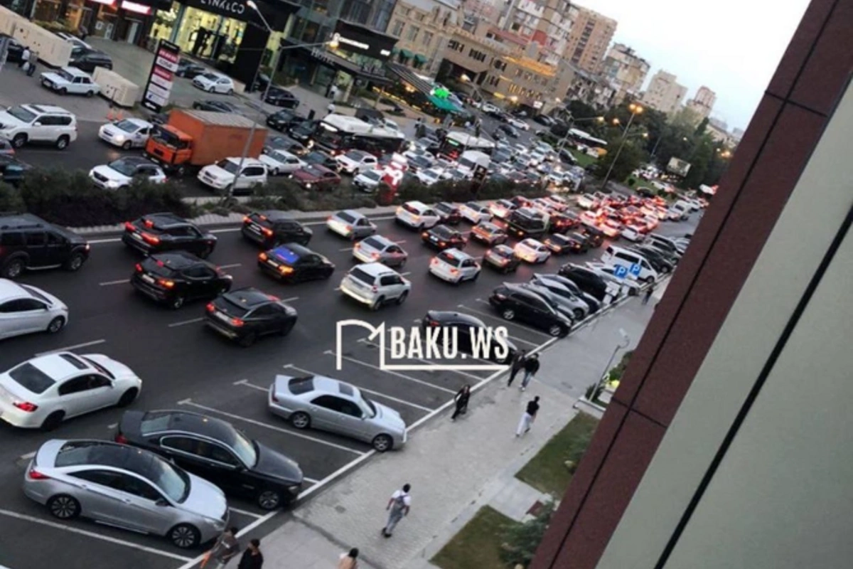 В Баку парализована улица Ахмеда Раджабли В Баку парализована улица Ахмеда Раджабли