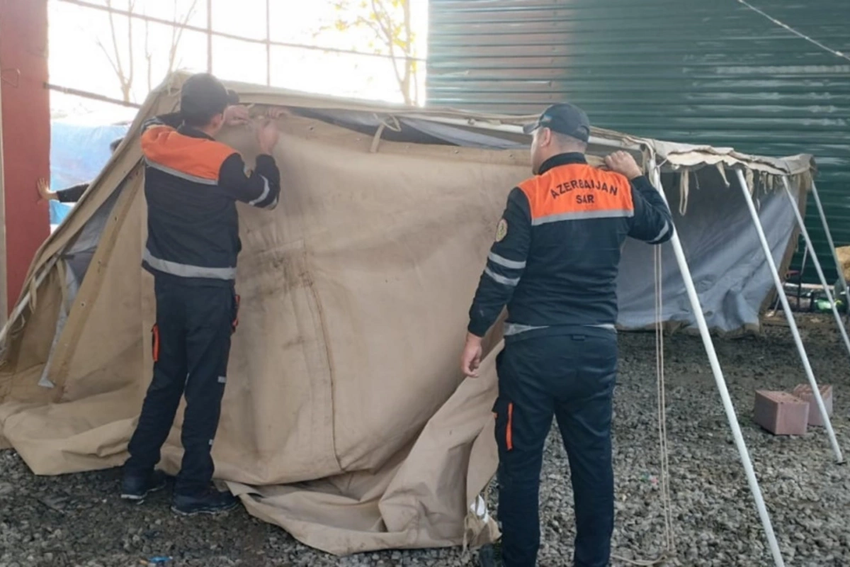 Evi yararsız vəziyyətə düşən ailəyə çadır qurdular