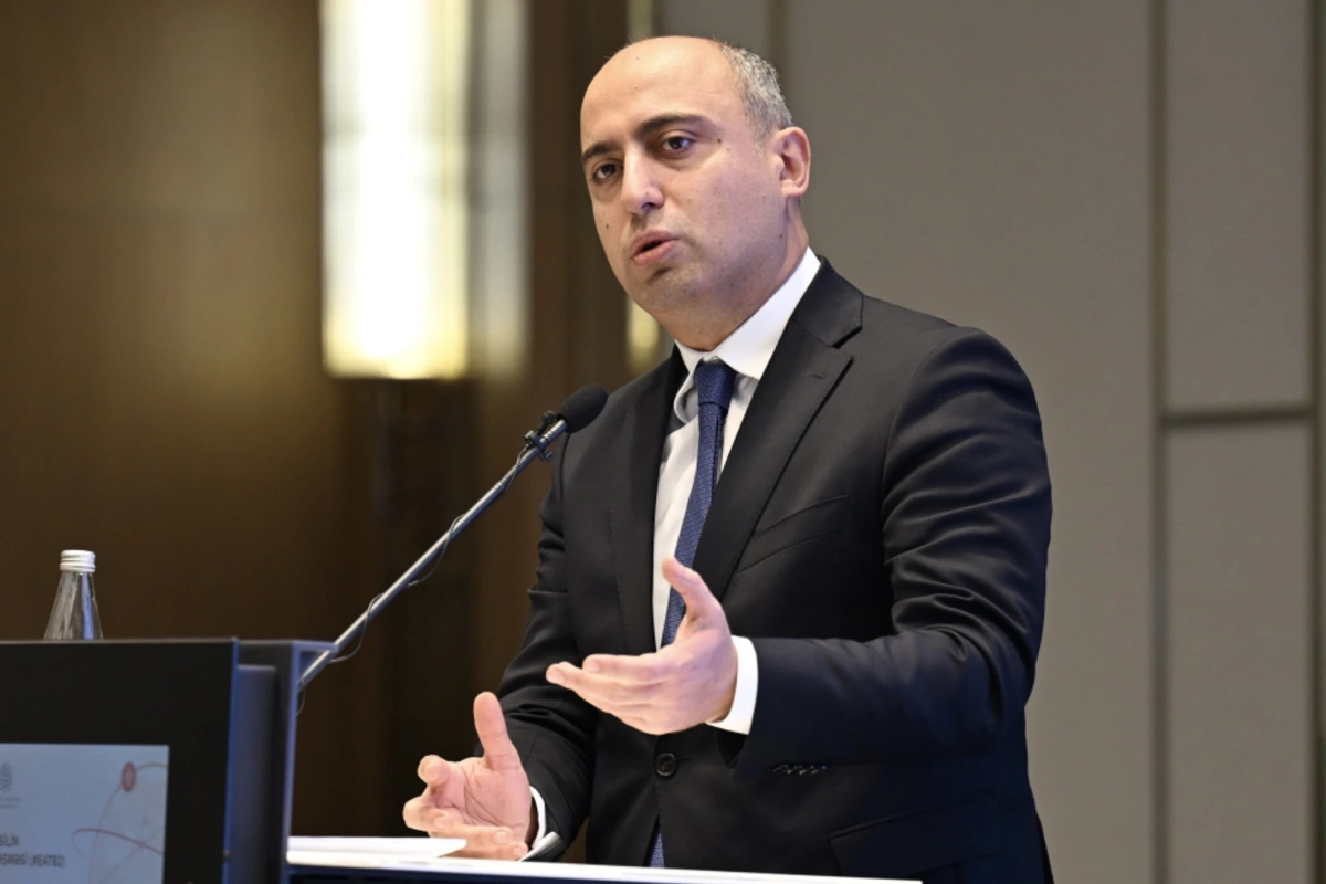 Emin Əmrullayev yeni təyin olunan məktəb direktorları ilə görüşüb