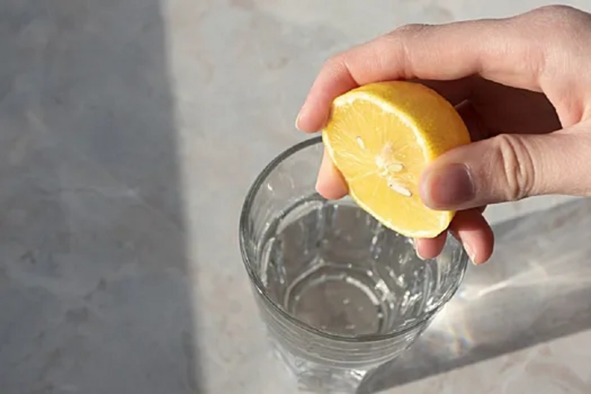 Həkimlər limonlu su içənlərə xəbərdarlıq etdi Həkimlər limonlu su içənlərə xəbərdarlıq etdi
