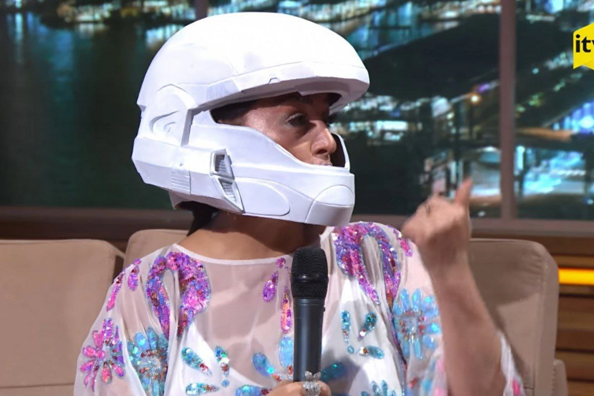 Əməkdar artist efirə kaska ilə çıxdı