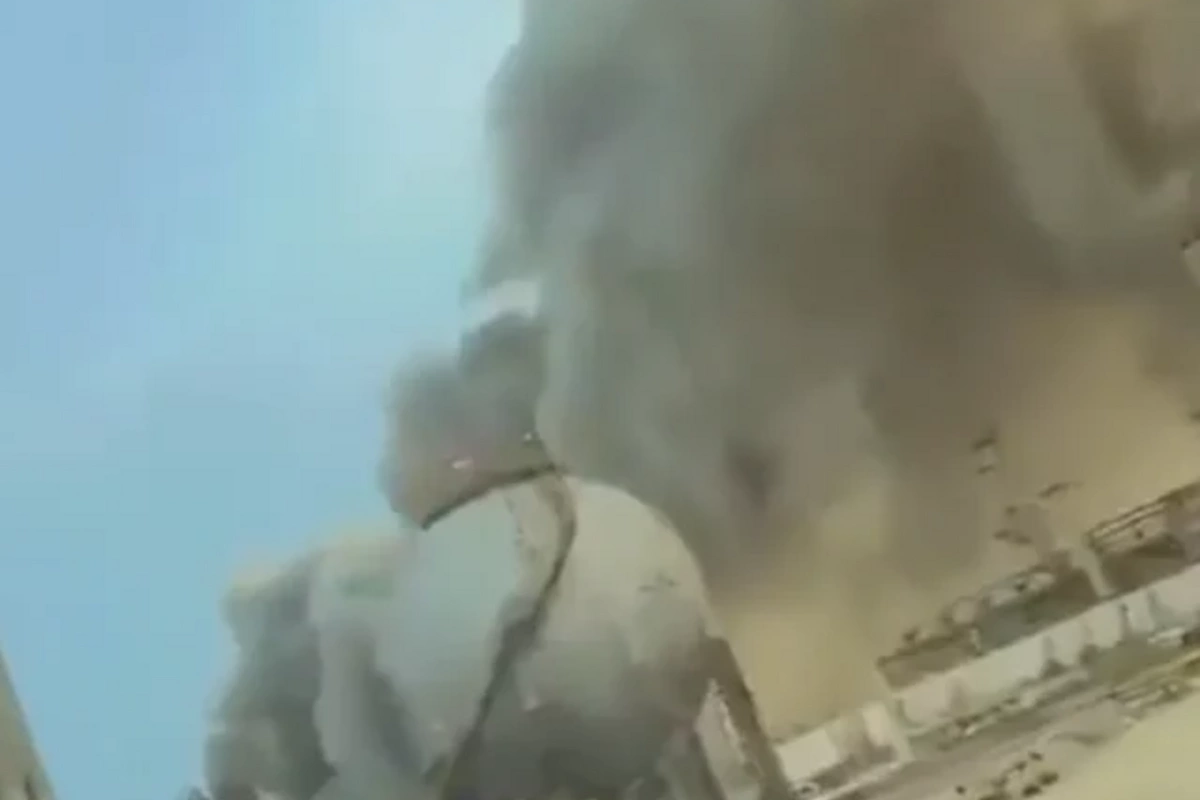 Густой дым поднимается от нефтяного объекта Saudi Aramco в Саудовской Аравии