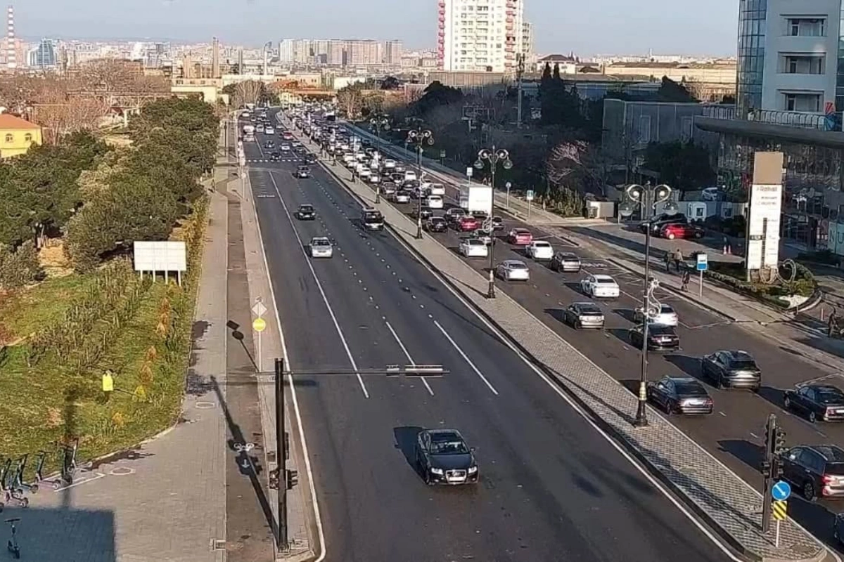 Bakının bir sıra yollarında nəqliyyatın sıxlığı yaranıb