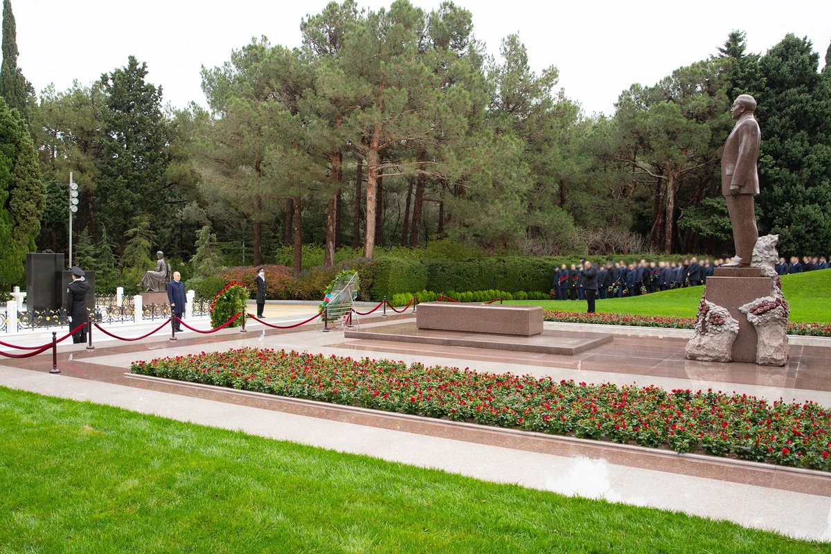 DTX-nin əməkdaşları Fəxri xiyabanda Heydər Əliyevin xatirəsini anıblar