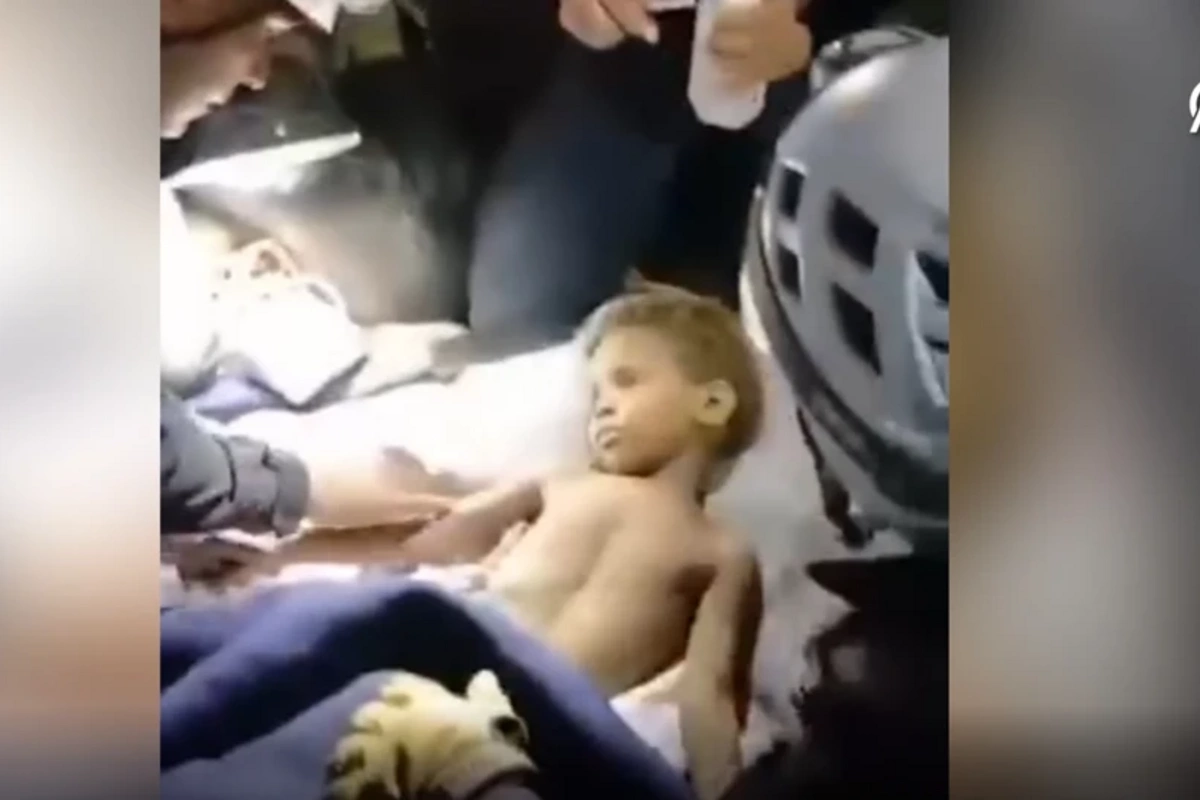 Venesuelada 3 yaşlı uşaq zəlzələdən 6 gün sonra dağıntılar altından sağ çıxarıldı