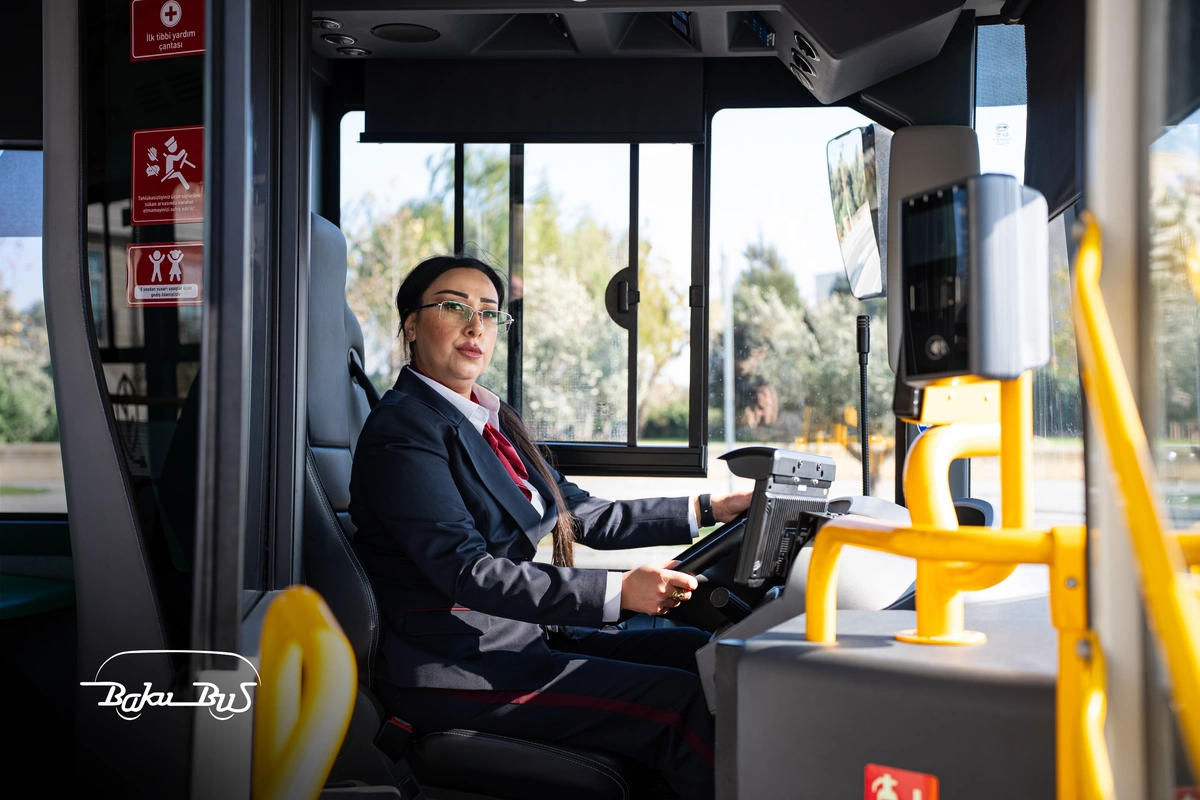 Bakubusın ilk qadın sürücüləri sükan arxasında!