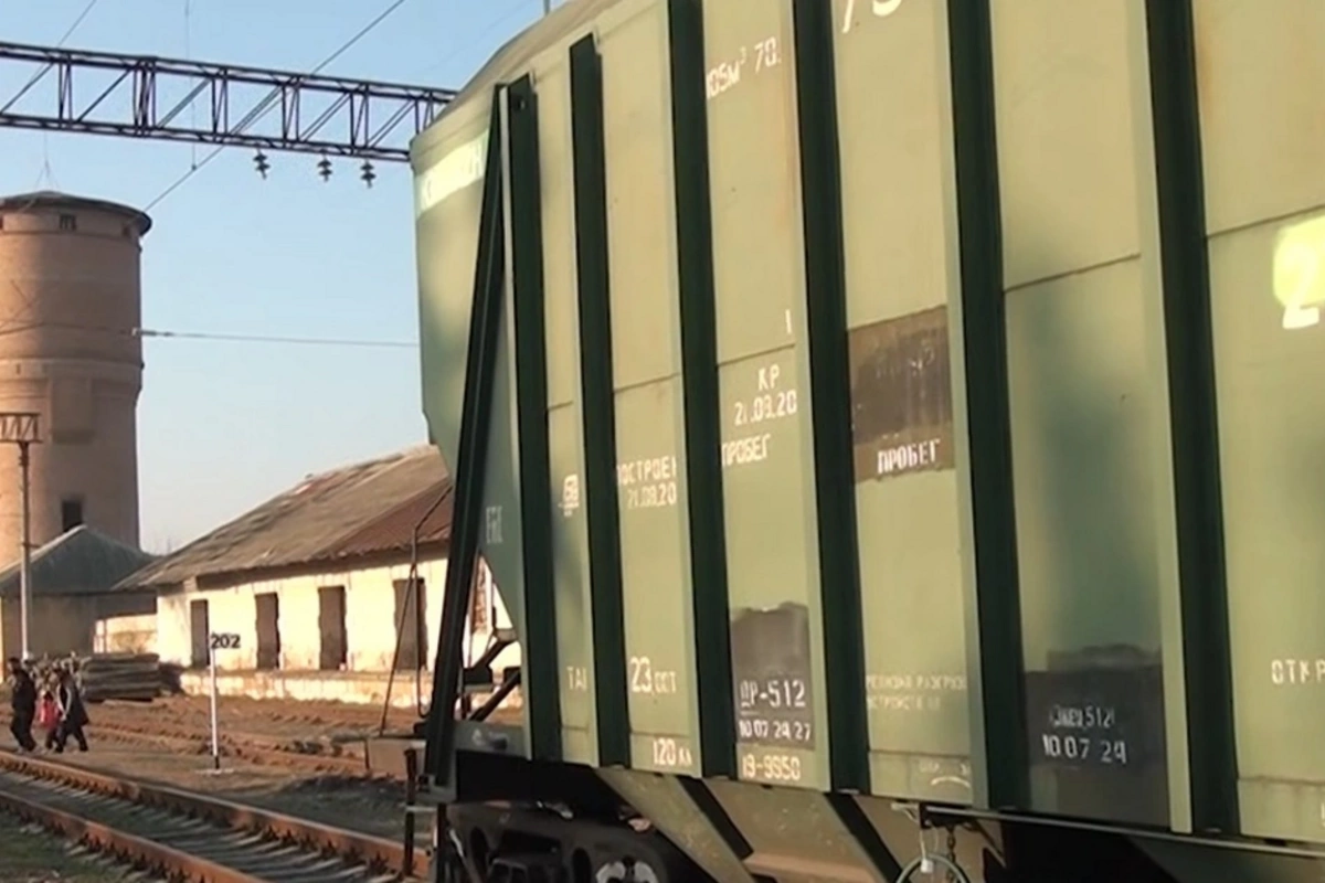 Yaxınlaşanda gördüm ki, uşaqların biri yerdədir: Kürdəmirdə doqquzuncu sinif şagirdini dəmir yolunda cərəyan vurdu