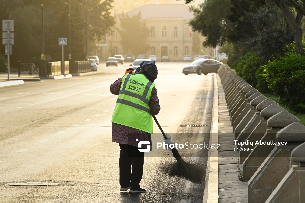 В Баку автомобиль сбил работницу коммунальных служб