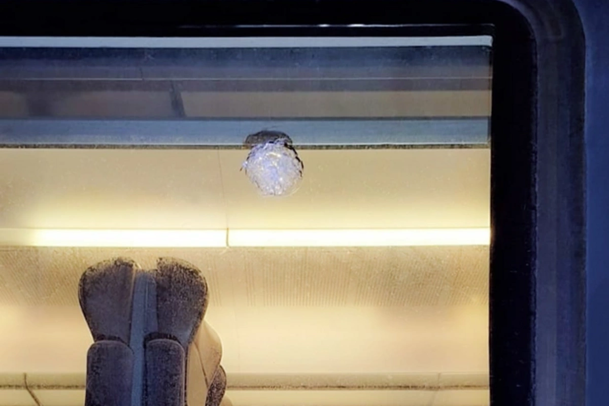 В переполненный пассажирами поезд Баку-Сумгайыт бросили камень В переполненный пассажирами поезд Баку-Сумгайыт бросили камень