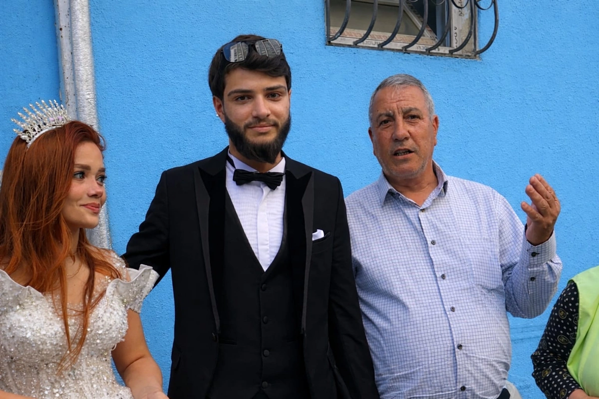 Bloger Elnur Jalina toyda toplanan pulun bir hissəsini küçə təmizlik işçilərinə paylayıb