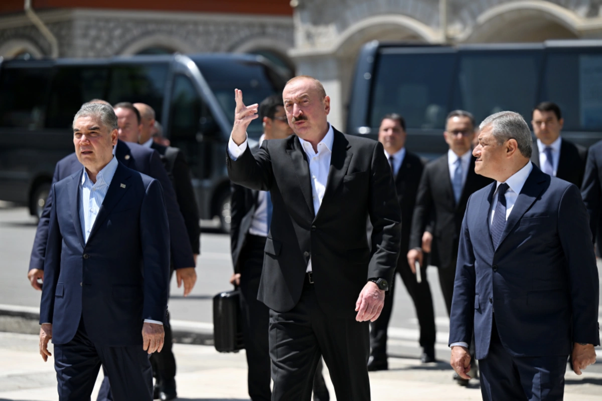 Liderlər Şuşada Şuşada Natəvanın, Bülbülün və Üzeyir Hacıbəylinin gülləbaran edilmiş heykəllərinə baxıblar