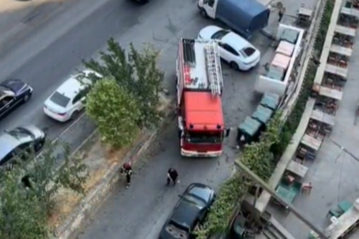 Bakıda yanğınsöndürən maşının sürücüsünün çətin anları Bakıda yanğınsöndürən maşının sürücüsünün çətin anları