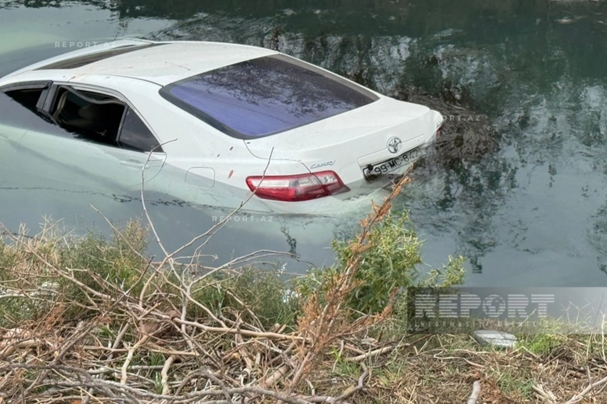 Sumqayıtda Toyota Camry kanala düşüb, xəsarət alanlar var Sumqayıtda Toyota Camry kanala düşüb, xəsarət alanlar var