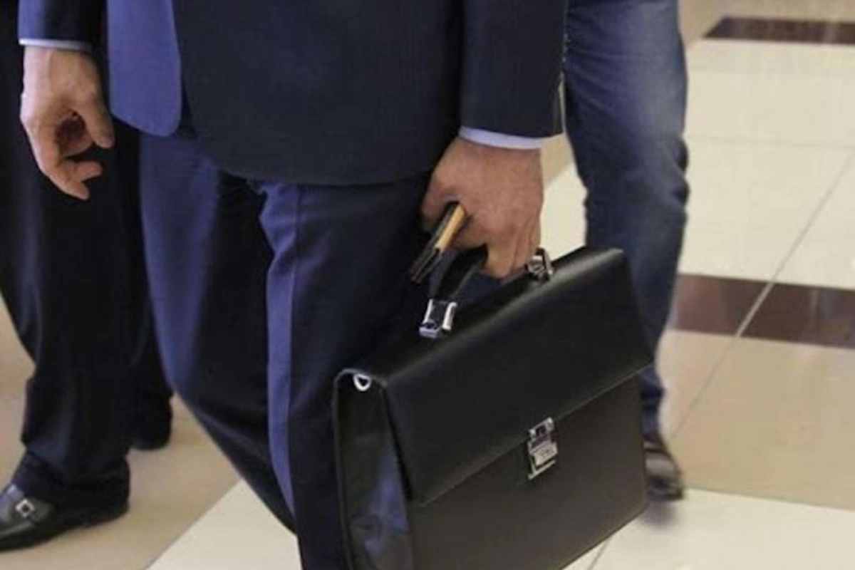 Azərbaycanda QƏRİBƏ OLAY: Qızı şikayət etdi, direktorun 100 minlik yeyintisi üzə çıxdı Azərbaycanda QƏRİBƏ OLAY: Qızı şikayət etdi, direktorun 100 minlik yeyintisi üzə çıxdı