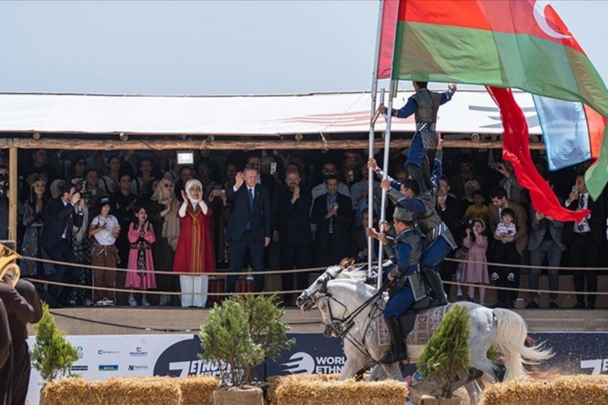 Ərdoğan Qarabağ atları ilə olan çıxışı ayaqüstdə alqışlayıb Ərdoğan Qarabağ atları ilə olan çıxışı ayaqüstdə alqışlayıb