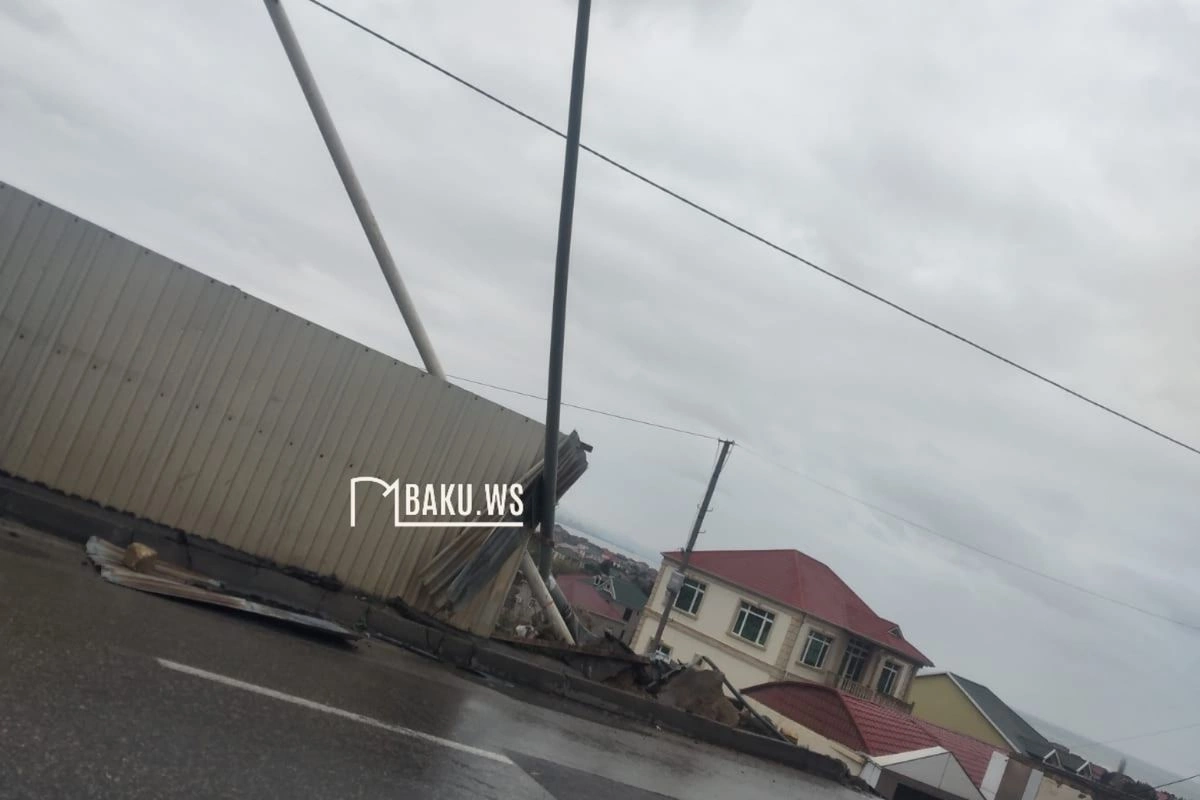 Novxanıda təhlükəli VƏZİYYƏT: İşıq dirəyi hər an yola aşa bilər