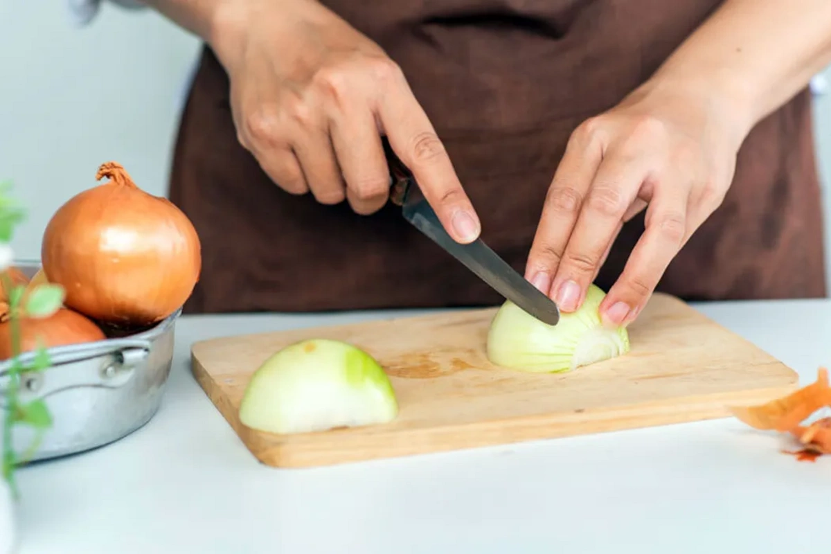 Physicists revealed the secret of cutting onions without tears