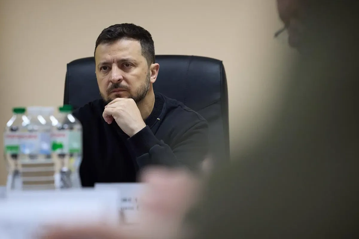 Надпись на футболке Зеленского вызвала обсуждения Надпись на футболке Зеленского вызвала обсуждения