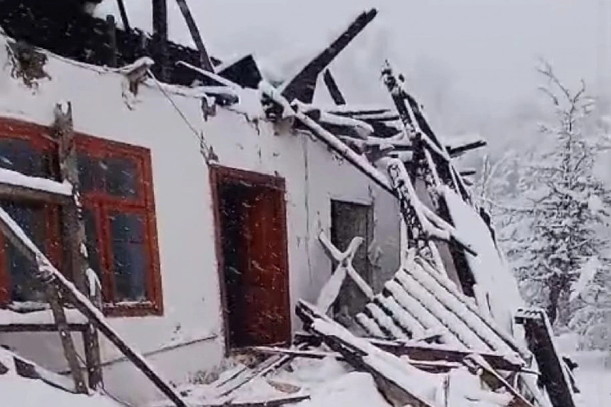 Lerikdə güclü qar evin dam örtüyünü uçurub