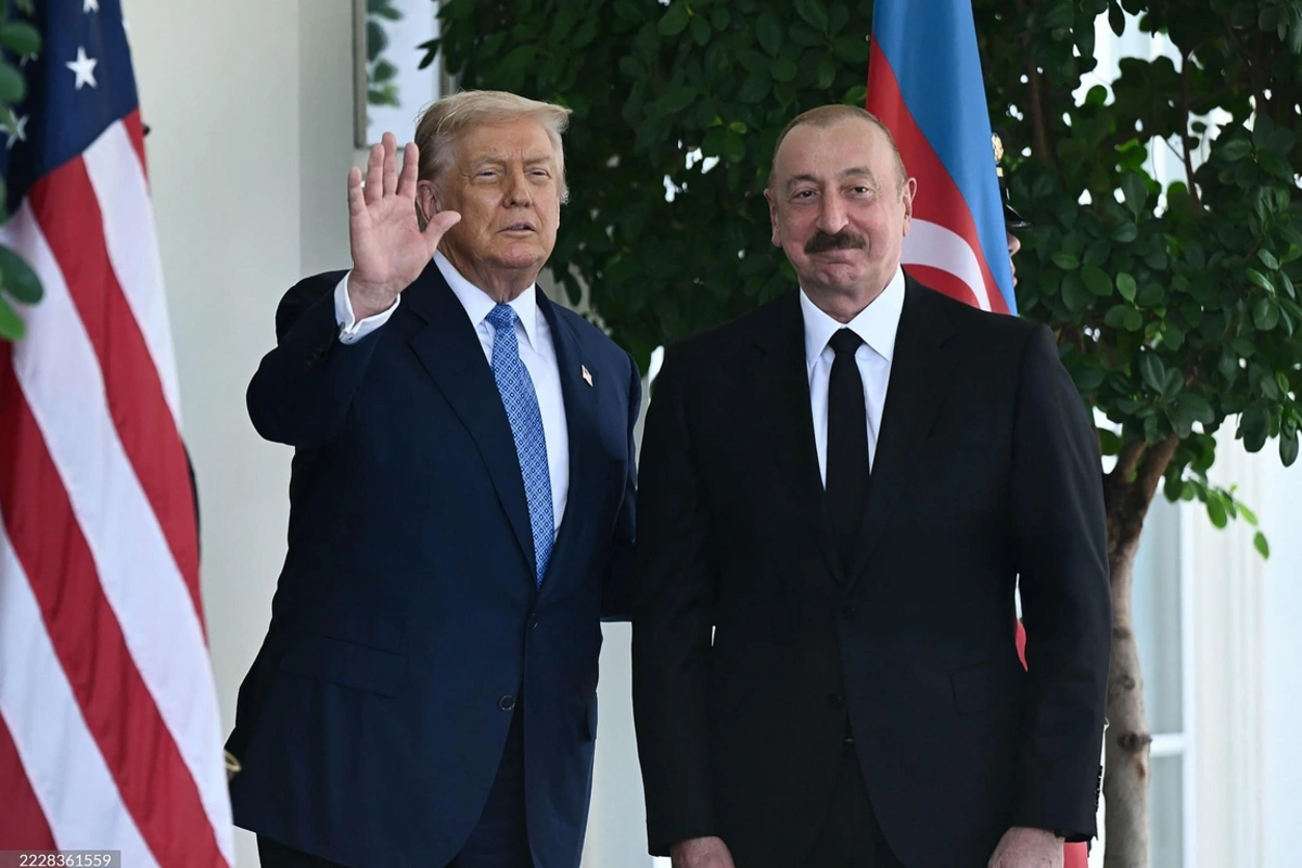 İlham Əliyevin sosial şəbəkələrdəki hesabında Trampla görüşündən fotolar paylaşılıb